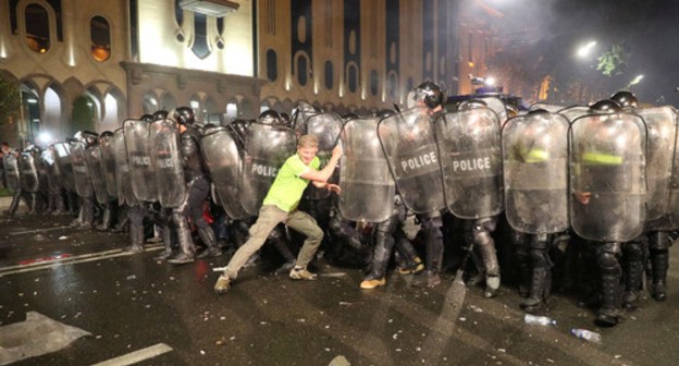 Policemen during protest rally, June 20, 2019. Photo: REUTERS/Irakli Gedenidze Policemen during protest rally, June 20, 2019. Photo: REUTERS/Irakli Gedenidze