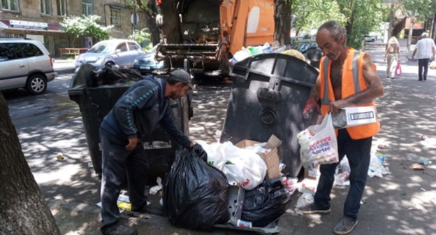 Garbage removal in Yerevan. Photo by Tigran Petrosyan for the Caucasian Knot Garbage removal in Yerevan. Photo by Tigran Petrosyan for the Caucasian Knot