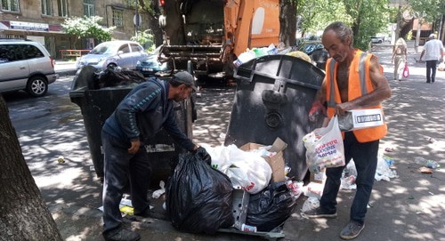 Garbage removal in Yerevan. Photo by Tigran Petrosyan for the Caucasian Knot Garbage removal in Yerevan. Photo by Tigran Petrosyan for the Caucasian Knot