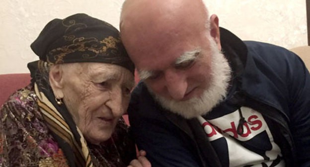 Magomedsaid Gazaliev with his mother. Photo: Miyasat Muslimova Magomedsaid Gazaliev with his mother. Photo: Miyasat Muslimova