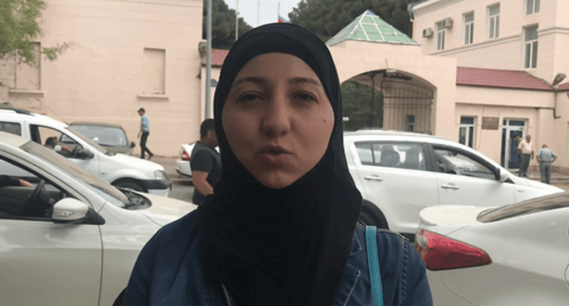 Gyulmira Aslanova near the court building. Screenshot of the video by Xural TV https://www.youtube.com/watch?v=lMjRmSkkzoA Gyulmira Aslanova near the court building. Screenshot of the video by Xural TV https://www.youtube.com/watch?v=lMjRmSkkzoA