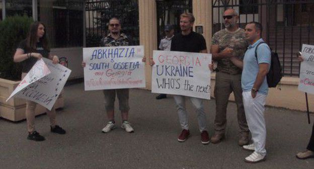The action "We Remember" near the Russian Embassy in Tbilisi, August 8, 2019. Photo by Beslan Kmuzov for the "Caucasian Knot" The action "We Remember" near the Russian Embassy in Tbilisi, August 8, 2019. Photo by Beslan Kmuzov for the "Caucasian Knot"
