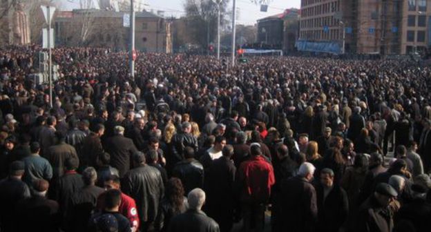 People who disagreed with the outcomes of the presidential election came into the streets in Yerevan on March 1, 2008. Photo: Serouj, https://commons.wikimedia.org/w/index.php?curid=3653411 People who disagreed with the outcomes of the presidential election came into the streets in Yerevan on March 1, 2008. Photo: Serouj, https://commons.wikimedia.org/w/index.php?curid=3653411