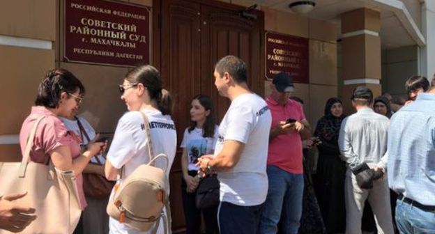 A group of support of the journalist Abdulmumin Gadjiev. Photo by Patimat Makhmudova for the "Caucasian Knot" A group of support of the journalist Abdulmumin Gadjiev. Photo by Patimat Makhmudova for the "Caucasian Knot"
