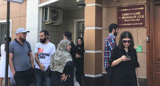 Group of support of Abdulmumin Gadjiev in front of court building in Makhachkala, July 29, 2019. Photo by Patimat Makhmudova for the Caucasian Knot Group of support of Abdulmumin Gadjiev in front of court building in Makhachkala, July 29, 2019. Photo by Patimat Makhmudova for the Caucasian Knot