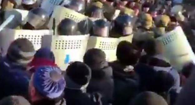 Clashes between Rosgvardia agents and participants of rally in Magas, March 27, 2019. Screenshot from video by Zarifa Sautieva Clashes between Rosgvardia agents and participants of rally in Magas, March 27, 2019. Screenshot from video by Zarifa Sautieva