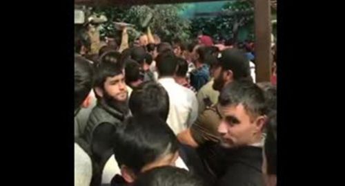 Muslim believers blocked by law enforcers at the mosque in Moscow. Photo: screenshot of the video posted on the Telegram channel "Спросите у Расула" (Ask Rasul) https://t.me/askrasul/5975 Muslim believers blocked by law enforcers at the mosque in Moscow. Photo: screenshot of the video posted on the Telegram channel "Спросите у Расула" (Ask Rasul) https://t.me/askrasul/5975