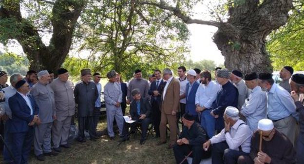 The advocates' meeting with the Ingush Council of Teips in the village of Nesterovskoye. Photo by Umar Yovloy for the "Caucasian Knot" The advocates' meeting with the Ingush Council of Teips in the village of Nesterovskoye. Photo by Umar Yovloy for the "Caucasian Knot"