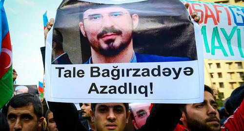 A participant of the rally holds the political prisoner's photo. Baku, October 28, 2017. Photo by Aziz Karimov for the "Caucasian Knot" A participant of the rally holds the political prisoner's photo. Baku, October 28, 2017. Photo by Aziz Karimov for the "Caucasian Knot"