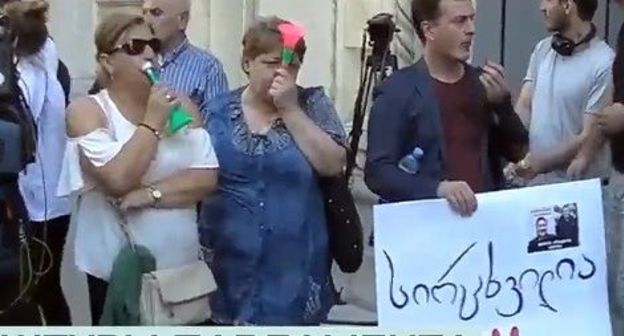 Protesters at the parliament building on September 3, 2019. Photo: screenshot of the video by Zvezda TV channel https://tvzvezda.ru/news/vstrane_i_mire/content/2019931650-33rWU.html Protesters at the parliament building on September 3, 2019. Photo: screenshot of the video by Zvezda TV channel https://tvzvezda.ru/news/vstrane_i_mire/content/2019931650-33rWU.html