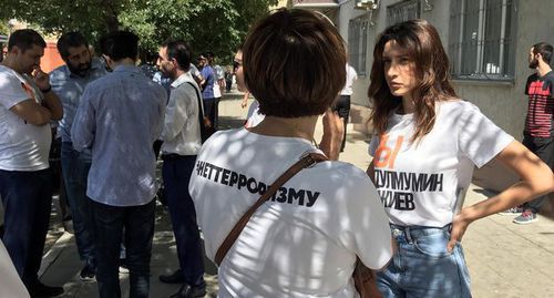 Supporters of Abdulmumin Gadjiev, an editor of the "Chernovik" (Draft). Photo by Patimat Makhmudova for the "Caucasian Knot" Supporters of Abdulmumin Gadjiev, an editor of the "Chernovik" (Draft). Photo by Patimat Makhmudova for the "Caucasian Knot"
