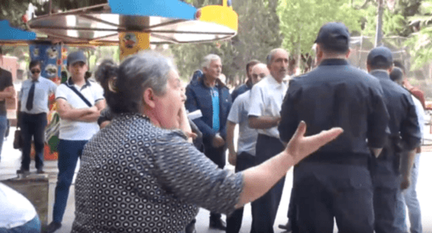 Women shout at the police officers who dispersed the protest action. Screenshot of the video https://youtu.be/aFypV9Rdm3E Women shout at the police officers who dispersed the protest action. Screenshot of the video https://youtu.be/aFypV9Rdm3E