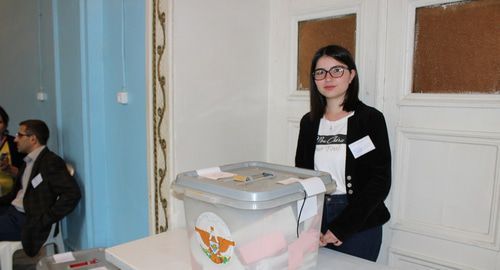 A member of the election commission in Stepanakert. Photo by Alvard Grigoryan for the "Caucasian Knot" A member of the election commission in Stepanakert. Photo by Alvard Grigoryan for the "Caucasian Knot"