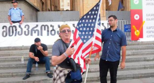 Vakhtang Sikharulidze, a participant of the hunger strike (with a flag), and Giga Lemondjava. David Makhariashvili is at the background (he did not participate in the hunger strike). Tbilisi, June 27, 2019. photo by Beslan Kmuzov for the "Caucasian Knot" Vakhtang Sikharulidze, a participant of the hunger strike (with a flag), and Giga Lemondjava. David Makhariashvili is at the background (he did not participate in the hunger strike). Tbilisi, June 27, 2019. photo by Beslan Kmuzov for the "Caucasian Knot"