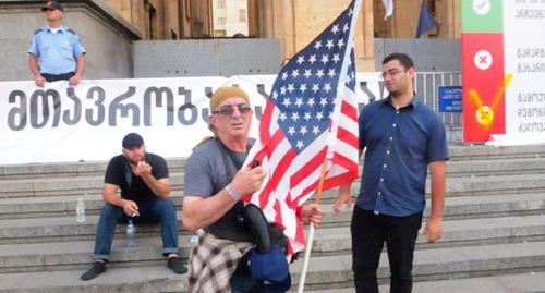 Vakhtang Sikharulidze, a participant of the hunger strike (with a flag), and Giga Lemondjava. David Makhariashvili is at the background (he did not participate in the hunger strike). Tbilisi, June 27, 2019. photo by Beslan Kmuzov for the "Caucasian Knot" Vakhtang Sikharulidze, a participant of the hunger strike (with a flag), and Giga Lemondjava. David Makhariashvili is at the background (he did not participate in the hunger strike). Tbilisi, June 27, 2019. photo by Beslan Kmuzov for the "Caucasian Knot"