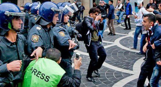 Journalists at a protest action organized by the opposition. Baku, November 17, 2013. Photo by Aziz Karimov for the "Caucasian Knot" Journalists at a protest action organized by the opposition. Baku, November 17, 2013. Photo by Aziz Karimov for the "Caucasian Knot"
