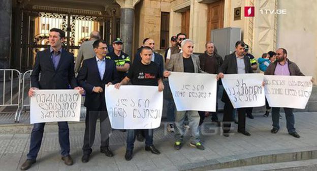 Protesters in Tbilisi, September 23, 2019. Photo: http://1tv.ge/news/damoukedebeli-iurestebi-da-moqalaqeebi-parlamenttan-mosamartleobis-kandidatebis-siis-gauqmebis-motkhovnit-aqcias-martaven/ Protesters in Tbilisi, September 23, 2019. Photo: http://1tv.ge/news/damoukedebeli-iurestebi-da-moqalaqeebi-parlamenttan-mosamartleobis-kandidatebis-siis-gauqmebis-motkhovnit-aqcias-martaven/