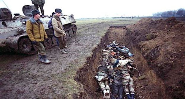 Russian soldiers near a mass grave in a trench during the Second Chechen War. Photo: Natalia Medvedeva - http://exhibition.ipvnews.org/photo_001.php, CC BY-SA 3.0, https://commons.wikimedia.org/w/index.php?curid=7003114 Russian soldiers near a mass grave in a trench during the Second Chechen War. Photo: Natalia Medvedeva - http://exhibition.ipvnews.org/photo_001.php, CC BY-SA 3.0, https://commons.wikimedia.org/w/index.php?curid=7003114