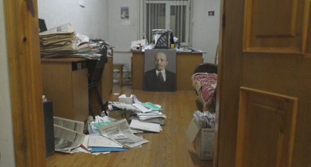 Searches in the office of the Dagestani weekly "Chernovik" (Draft). Photo: screenshot of the video by the "Caucasian Knot" https://youtu.be/mrT0GdJUrDQ Searches in the office of the Dagestani weekly "Chernovik" (Draft). Photo: screenshot of the video by the "Caucasian Knot" https://youtu.be/mrT0GdJUrDQ