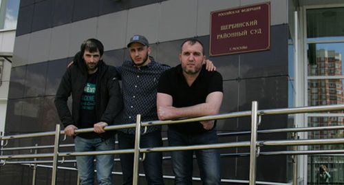 Khamid Razhapov (on the left) and the Chechen natives, Said-Magomed and Khusein (on the right) Tsetiev near the Sherbinsky District Court of Moscow on June 27, 2017. Photo by Tatyana Gantimurova for the "Caucasian Knot" Khamid Razhapov (on the left) and the Chechen natives, Said-Magomed and Khusein (on the right) Tsetiev near the Sherbinsky District Court of Moscow on June 27, 2017. Photo by Tatyana Gantimurova for the "Caucasian Knot"