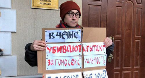 LGBT activist joins picket at the Chechen Representative Office in Moscow. Photo: Chidar Syrga OVD-Info, https://www.facebook.com/ovdinfo/photos/pcb.2419695811433353/2419692714766996/?type=3&theater LGBT activist joins picket at the Chechen Representative Office in Moscow. Photo: Chidar Syrga OVD-Info, https://www.facebook.com/ovdinfo/photos/pcb.2419695811433353/2419692714766996/?type=3&theater