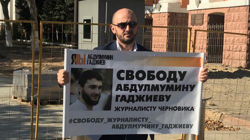 Mairbek Agaev, the editor-in-chief of the Dagestani weekly "Chernovik", at a picket on October 14, 2019. Photo by Patimat Makhmudova for the "Caucasian Knot" Mairbek Agaev, the editor-in-chief of the Dagestani weekly "Chernovik", at a picket on October 14, 2019. Photo by Patimat Makhmudova for the "Caucasian Knot"