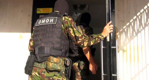 A law enforcer. Photo by the press service of the Rosgvardiya (Russian Guard) service http://rosgvard.ru/ru/news/article/v-astraxani-pri-sodejstvii-omon-provedeno-16-obyskov-po-faktu-moshennichestva-pri-ispolnenii-municipalnogo-kontrakta A law enforcer. Photo by the press service of the Rosgvardiya (Russian Guard) service http://rosgvard.ru/ru/news/article/v-astraxani-pri-sodejstvii-omon-provedeno-16-obyskov-po-faktu-moshennichestva-pri-ispolnenii-municipalnogo-kontrakta
