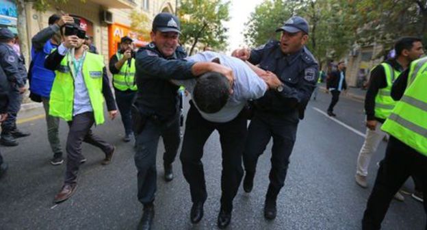 Detentions at an oppositional rally in Baku on October 19, 2019. Photo by Aziz Karimov for the "Caucasian Knot" Detentions at an oppositional rally in Baku on October 19, 2019. Photo by Aziz Karimov for the "Caucasian Knot"