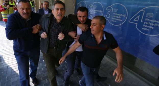 Detention of Ali Kerimli (centre). Photo by Aziz Karimov for the Caucasian Knot Detention of Ali Kerimli (centre). Photo by Aziz Karimov for the Caucasian Knot