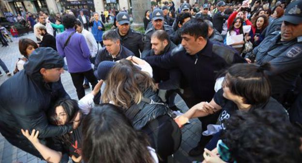 Police disperse participants of a rally in protest against using violence to women, Baku, October 20, 2019. Photo by Aziz Karimov for the Caucasian Knot Police disperse participants of a rally in protest against using violence to women, Baku, October 20, 2019. Photo by Aziz Karimov for the Caucasian Knot