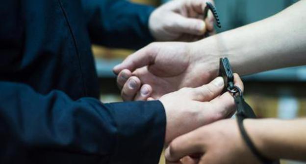 Law enforcer clapping handcuffs. Photo: Elena Sineok, Yuga.ru Law enforcer clapping handcuffs. Photo: Elena Sineok, Yuga.ru