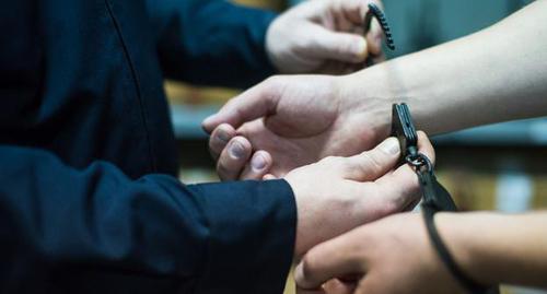 Law enforcer clapping handcuffs. Photo: Elena Sineok, Yuga.ru Law enforcer clapping handcuffs. Photo: Elena Sineok, Yuga.ru
