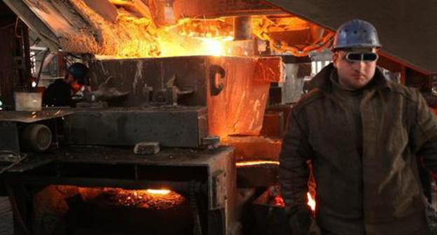 Worker of a metallurgic plant in Georgia. Photo: http://rmp.ge/en/media-centre/photogallery/steel-melting-shop-and-reinforcing-bar-shop Worker of a metallurgic plant in Georgia. Photo: http://rmp.ge/en/media-centre/photogallery/steel-melting-shop-and-reinforcing-bar-shop