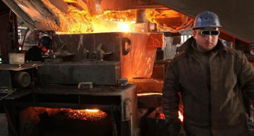 Worker of a metallurgic plant in Georgia. Photo: http://rmp.ge/en/media-centre/photogallery/steel-melting-shop-and-reinforcing-bar-shop Worker of a metallurgic plant in Georgia. Photo: http://rmp.ge/en/media-centre/photogallery/steel-melting-shop-and-reinforcing-bar-shop