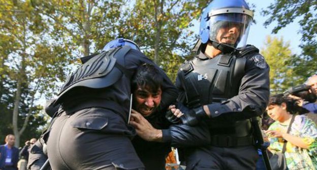 Law enforcers detain rally participant, Baku, October 19, 2019. Photo by Aziz Karimov for the Caucasian Knot Law enforcers detain rally participant, Baku, October 19, 2019. Photo by Aziz Karimov for the Caucasian Knot