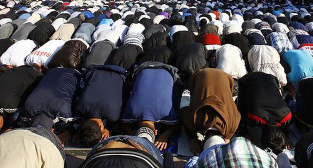 Believers praying. Photo: REUTERS/Mikhail Voskresensky Believers praying. Photo: REUTERS/Mikhail Voskresensky