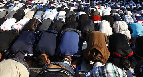 Believers praying. Photo: REUTERS/Mikhail Voskresensky Believers praying. Photo: REUTERS/Mikhail Voskresensky