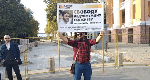 Khalid Omarov holds solo picket in support of Abdulmumin Gadjiev, Makhachkala, October 25, 2019. Photo by Ilias Kapiev for the Caucasian Knot Khalid Omarov holds solo picket in support of Abdulmumin Gadjiev, Makhachkala, October 25, 2019. Photo by Ilias Kapiev for the Caucasian Knot