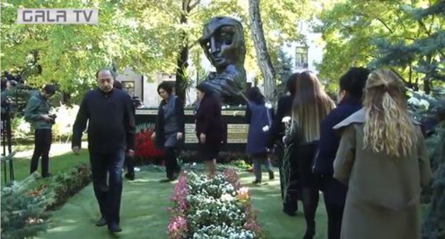 Placing of flowers at the monument to victims of the terror act in the territory of the National Assembly of Armenia. October 27, 2018. Screenshot of the video by GALA NEWS https://www.youtube.com/watch?v=5C9CTcvh330 Placing of flowers at the monument to victims of the terror act in the territory of the National Assembly of Armenia. October 27, 2018. Screenshot of the video by GALA NEWS https://www.youtube.com/watch?v=5C9CTcvh330