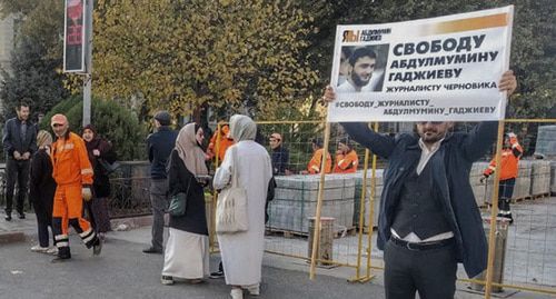 A solo picket in support of Abdulmumin Gadjiev. Makhachkala. October 25, 2019. Photo by Ilyas Kapiev for the "Caucasian Knot" A solo picket in support of Abdulmumin Gadjiev. Makhachkala. October 25, 2019. Photo by Ilyas Kapiev for the "Caucasian Knot"