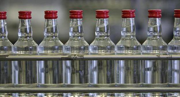 The conveyor belt with bottles of vodka. Photo http://www.delfi.lv/biznes/bizopinion/alkogol-v-latvii-budet-dorozhat.d?id=43239210 The conveyor belt with bottles of vodka. Photo http://www.delfi.lv/biznes/bizopinion/alkogol-v-latvii-budet-dorozhat.d?id=43239210