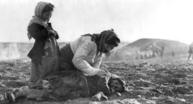 An Armenian woman on her knees in front of the dead child. 1915. Photo: en:American Committee for Relief in the Near East - from usa gov site https://ru.wikipedia.org/ An Armenian woman on her knees in front of the dead child. 1915. Photo: en:American Committee for Relief in the Near East - from usa gov site https://ru.wikipedia.org/