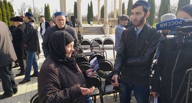 A mourning rally at the "Poazot Kashmash" memorial cemetary. Photo by Magomed Aliev for the "Caucasian Knot" A mourning rally at the "Poazot Kashmash" memorial cemetary. Photo by Magomed Aliev for the "Caucasian Knot"
