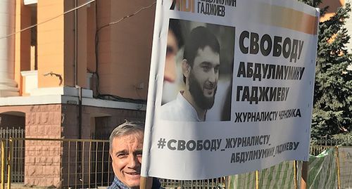 A resident of Makhachkala with a poster in support of Abdulmumin Gadjiev. Makhachkala, October 2019. Photo by Patimat Makhmudova for the "Caucasian Knot" A resident of Makhachkala with a poster in support of Abdulmumin Gadjiev. Makhachkala, October 2019. Photo by Patimat Makhmudova for the "Caucasian Knot"