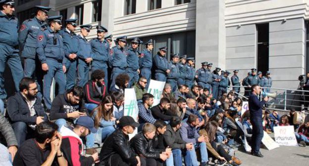 Opposition activists and students on strike gathered in front of the Armenian government building. Photo by Tigran Petrosyan for the Caucasian Knot Opposition activists and students on strike gathered in front of the Armenian government building. Photo by Tigran Petrosyan for the Caucasian Knot