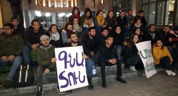 Activists of the ARF "Dashnaktsutyun" on the steps in front of government complex. Photo by Tigran Petrosyan for the Caucasian Knot Activists of the ARF "Dashnaktsutyun" on the steps in front of government complex. Photo by Tigran Petrosyan for the Caucasian Knot