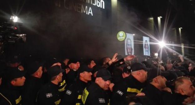 Policemen are pushing protesters away from the "Amirani" Cinema. Photo by Inna Kukudzhanova for the Caucasian Knot Policemen are pushing protesters away from the "Amirani" Cinema. Photo by Inna Kukudzhanova for the Caucasian Knot