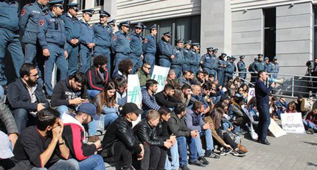 Sit-in picket of Armenian students and "Dashnaktsutyun" supporters at the government building in Yerevan, November 7, 2019. Photo by Tigran Petrosyan for the Caucasian Knot Sit-in picket of Armenian students and "Dashnaktsutyun" supporters at the government building in Yerevan, November 7, 2019. Photo by Tigran Petrosyan for the Caucasian Knot