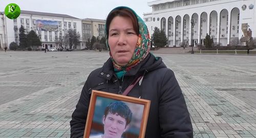 Yumabike Adilgereyeva, mother of the killed Eradil Asanov holds picket in Makhachkala, February 6, 2018. Screenshot from video posted by the "Caucasian Knot" on YouTube: https://www.youtube.com/watch?v=Uwky0niKL6E&feature=emb_logo Yumabike Adilgereyeva, mother of the killed Eradil Asanov holds picket in Makhachkala, February 6, 2018. Screenshot from video posted by the "Caucasian Knot" on YouTube: https://www.youtube.com/watch?v=Uwky0niKL6E&feature=emb_logo