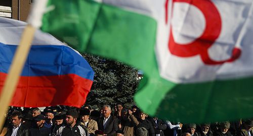 Flags of Ingushetia and Russia. Photo: REUTERS/Maxim Shemetov Flags of Ingushetia and Russia. Photo: REUTERS/Maxim Shemetov